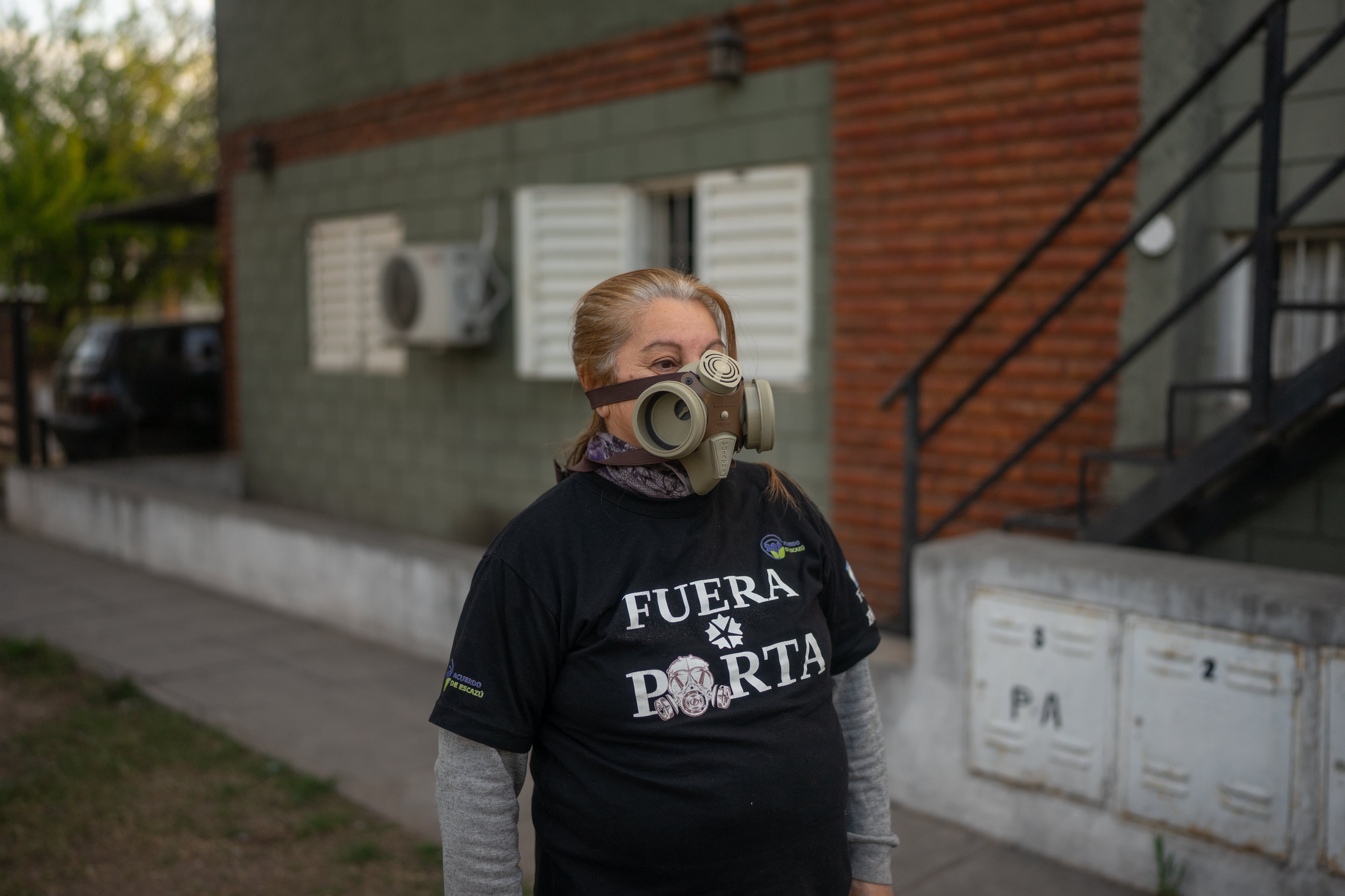 Maria Rosa Viñolo porta una máscara contra gas, en Córdoba, el 8 de septiembre.