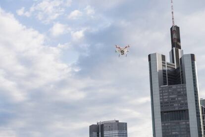 De momento, los drones no pueden volar sobre zonas urbanas. &nbsp;