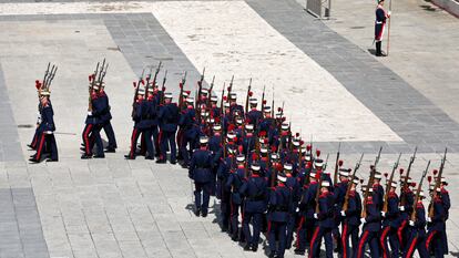 Momento del relevo solemne de la Guardia Real en el Patio de la Armería del Palacio Real de Madrid.