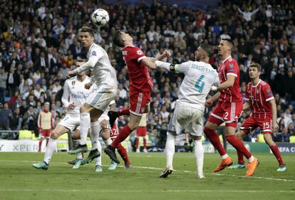 Jugada en el área madridista con Cristiano Ronaldo y Sergio Ramos ante Lewandosky.