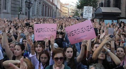 Concentración contra la sentencia en el juicio a La Manada, frente al Ministerio de Justicia, en Madrid.