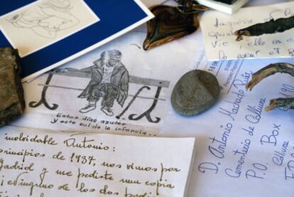 Cartas y objetos depositados en el buzón del poeta.