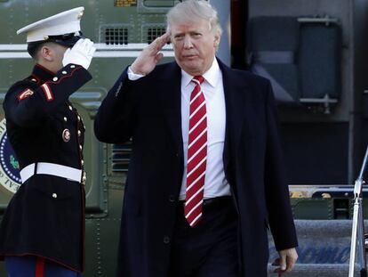 Trump hace un saludo militar a un marine.