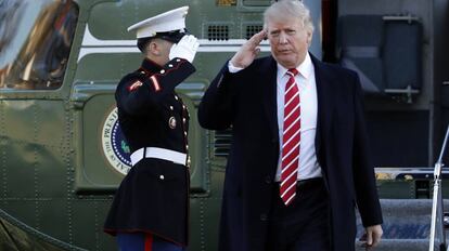 Trump hace un saludo militar a un marine.