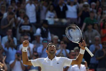 Djokovic celebra la victoria ante Anderson en la final de Wimbledon.