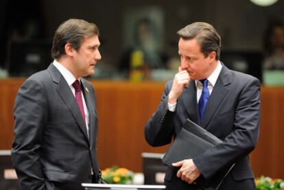 El primer ministro portugués, Pedro Passos Coelho, charla con su homólogo británico, David Cameron, ayer en Bruselas.