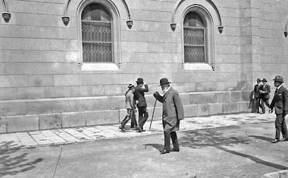 Josep Mestres Gómez entrando en la Universitat de Barcelona el 4 de abril de 1917. En mayo de 2016 se publicó que era Antoni Gaudí.