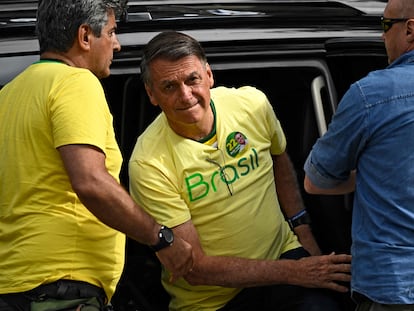 Jair Bolsonaro, al llegar a su colegio electoral en Río de Janeiro, el domingo.