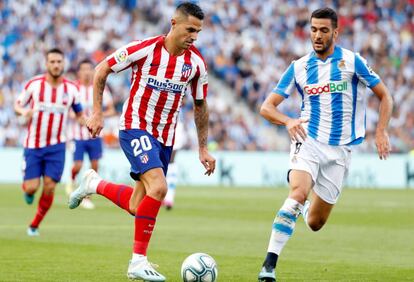 Vitolo, ante Mikel Merino.