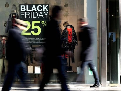 Vianants passen davant d'un cartell del Black Friday, en una imatge d'arxiu.