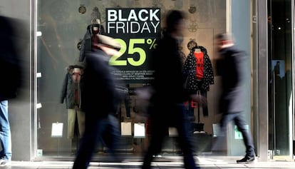 Vianants passen davant d'un cartell del Black Friday, en una imatge d'arxiu.