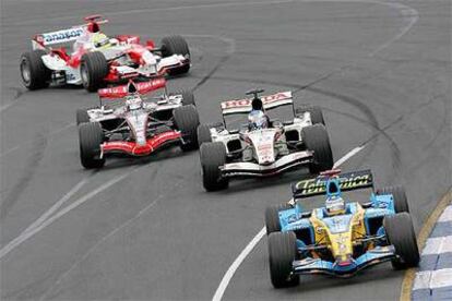 El Renault de Alonso encabeza la carrera por delante de Button (Honda), Raikkonen (McLaren-Mercedes) y Ralf Schumacher (Toyota).