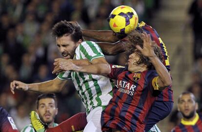 Jordi Figueras salta a por un balón con Carles Puyol