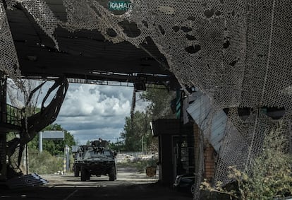 Ukrainian military vehicles crossing the Russian border from Sumi province on Tuesday.