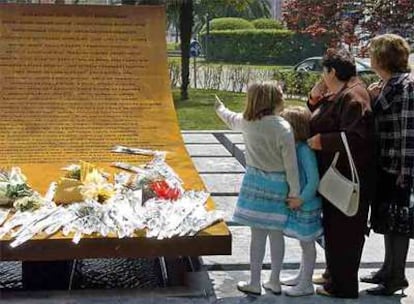 Familiares de  víctimas del Yak-42 contemplan el monumento inaugurado ayer en  Zaragoza  en memoria de los 62 militares fallecidos en 2003.