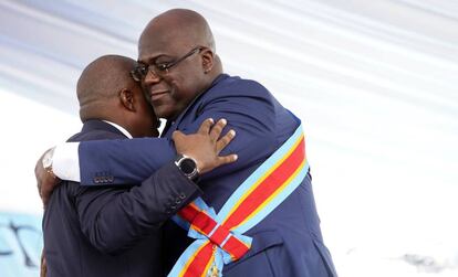 Félix Tshisekedi se abraza a Joseph Kabila, este jueves en Kinshasha.