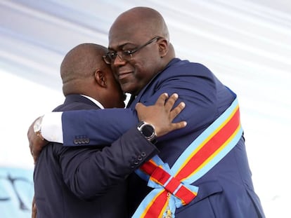 Félix Tshisekedi se abraza a Joseph Kabila, este jueves en Kinshasha.