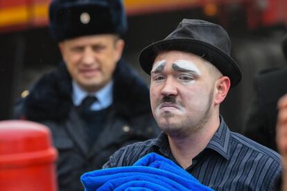 El incendio comenzó hacia las 11H00 GMT del domingo en el tercer y último piso del centro comercial situado en la avenida Lenin, en el centro de Kemerovo. En la foto, un hombre que trabaja como payaso espera en los alrededores del centro comercial Zimnaya Vishnya en Kémerovo, Siberia (Rusia), el 26 de marzo de 2018.