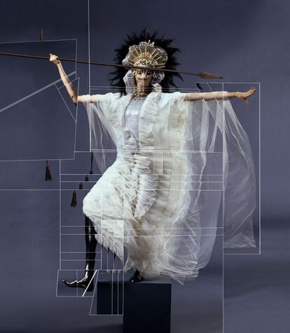 La cantante Björk posa para la revista 'Mixte' con un vestido de alta costura de Les Vierges de su colección 'Les Vierges' para la primavera/verano de 2007.