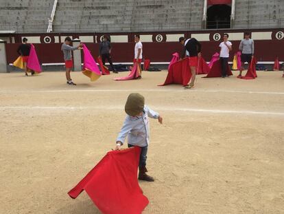 Un niño torea de salón en el ruedo de la plaza de Las Ventas.