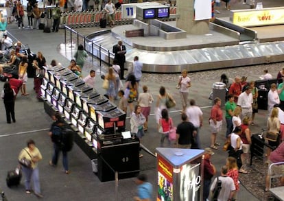 M&aacute;quinas tragaperras en el aeropuerto de Las Vegas (EEUU). 
