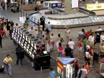 Máquinas caça-níqueis no aeroporto de Las Vegas (EUA).