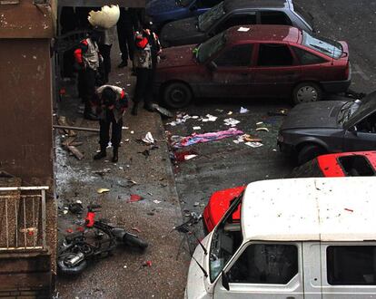 Agentes de la Ertzaintza inspeccionan el lugar donde fue asesinado el concejal de Rentería Manuel Zamarreño, en junio de 1998.