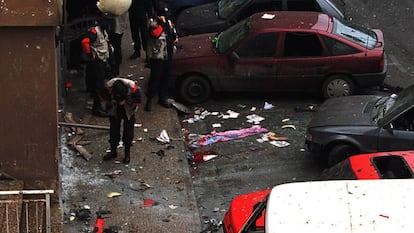 Agentes de la Ertzaintza inspeccionan el lugar donde fue asesinado el concejal de Rentería Manuel Zamarreño, en junio de 1998.