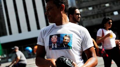 Apoiador de Bolsonaro usa camiseta com uma imagem de Donald Trump ao lado do ultradireitista