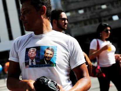 Apoiador de Bolsonaro usa camiseta com uma imagem de Donald Trump ao lado do ultradireitista