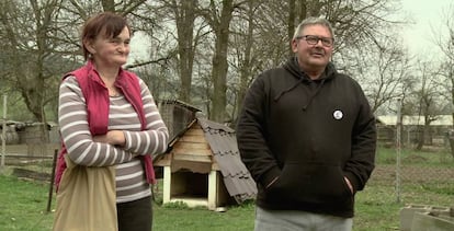 Jana y Józef Kuciak, padres del periodista asesinado, en el jardín de su casa en Sztiawnik.