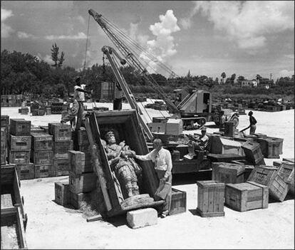 Montaje en agosto de 1952 del monasterio de Sacramenia, comprado por Hearst, en Miami. La estatua es de Alfonso VII.