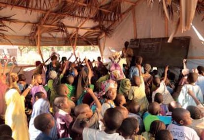 O campo de refugiados de Danamadja (Chade) onde as crianças usam o celular para fazer a lição de casa