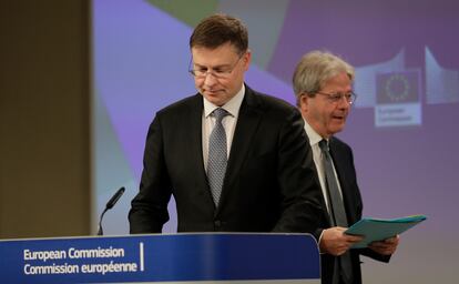 El vicepresidente de la Comisión Europea, Valdis Dombrovskis, detrás el comisario de Economía y Finanzas, Paolo Gentiloni.