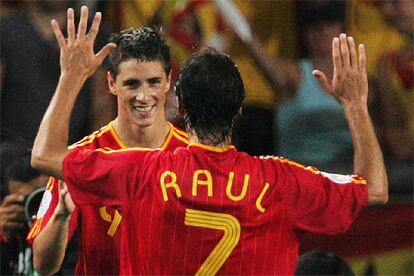 Fernando Torres celebra con Ral la consecucin del segundo gol contra Tnez.