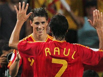 Fernando Torres celebra con Raúl la consecución del segundo gol contra Túnez.