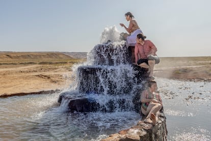 'Proyecto a Largo Plazo' de la fotoperiodista armenia Anush Babajanyan. En la imagen, una fuente termal surge en el antiguo lecho del mar de Aral, cerca del pueblo de Akespe (Kazajistán). A lo largo de los años, el mar de Aral ha perdido el 90 por ciento de sus aguas.