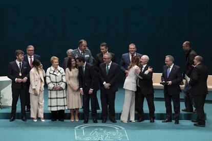 Foto de familia de los galardonados con las medallas del día de Andalucía celebrada en el teatro de la Maestranza de Sevilla