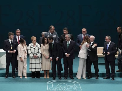 Foto de familia de los galardonados con las medallas del día de Andalucía celebrada en el teatro de la Maestranza de Sevilla