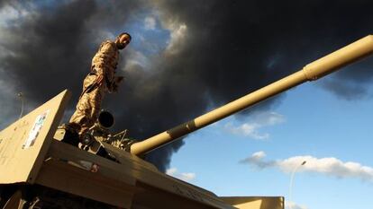 Un soldado del Ej&eacute;rcito libio, en diciembre en Bengasi. 