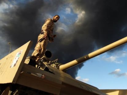 Un soldado del Ej&eacute;rcito libio, en diciembre en Bengasi. 