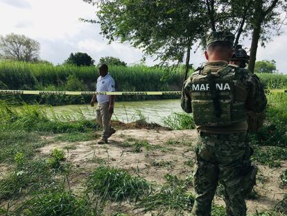 El Gobierno de Tamaulipas ha anunciado este martes que ya se han puesto en contacto con el consulado salvadoreño para que asistan a la mujer en los trámites necesarios para la entrega de los restos, que actualmente se encuentran en el Servicio Médico Forense del lugar. En la imagen, autorizades mexicanas, en la zona del suceso.