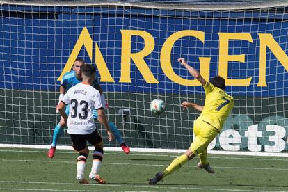 Gerard Moreno, tras volear ante Cillesen este domingo en La Cerámica en el partido entre el Villarreal y el Valencia.