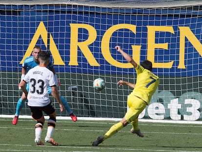 Gerard Moreno, tras volear ante Cillesen este domingo en La Cerámica en el partido entre el Villarreal y el Valencia.