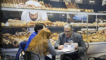 El franquiciador de una cadena de panaderías muestra su catálogo a interesados en abrir una franquicia durante la anterior edición del salón.