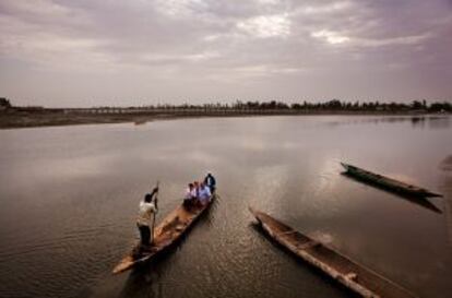 Un grupo de turistas durante una visita en canoa a la isla de Fadiout, en Senegal.