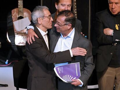 Francisco de Roux, presidente de la Comisión de la Verdad de Colombia, abrazado por el presidente electo, Gustavo Petro, durante la presentación del informe final de la Comisión, en Bogotá, el 28 de junio.