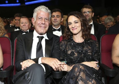 Anthony Bourdain y Asia Argento en una entrega de premios en septiembre de 2017.