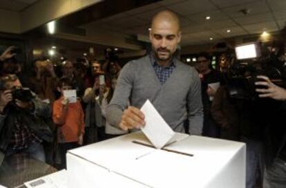 Pep Guardiola, técnico do Bayern de Munique, vota em Barcelona.