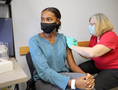 La joven Melanie, de 16 años, es una de las vacunadas en el ensayo de la vacuna de Pfizer con adolescentes de EE UU.